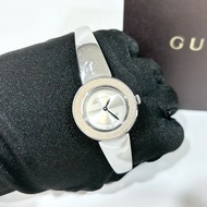 GUCCI銀灰色圓形錶盤手鐲設計手錶