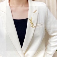 💥現貨💥高級感拉滿 穿搭點睛必備單品 YSL經典金色字母胸針|YSL Classic Gold Monogram Brooch|