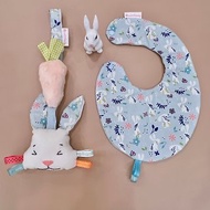 彌月禮盒 兔兔花園 贈送禮盒包裝與提袋 寶寶手搖鈴 圍兜