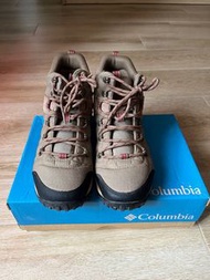 Columbia高筒行山鞋