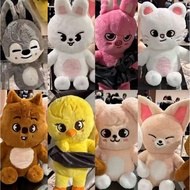 Stray Kids' Fangcan, Lee Felix, Hwang Hyunjin dalam pose duduk, mainan plush, alternatif bernilai ti