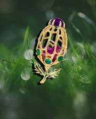 紫水晶花蕾吊墜。 14k 金吊墜，鑲嵌紫水晶和祖母綠。