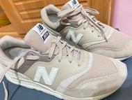 【NEW BALANCE】NB 復古運動鞋_男鞋/女鞋_胭脂粉/焙茶棕_CW997HSA-B_CM997HPI-D(MOMO獨家販售)