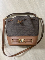 二手 很新 正品 MK MICHAEL KORS Reed 金屬LOGO 水桶包 老花咖 兩用 手提包 斜背包 防刮皮 + 真皮