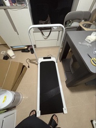 白色家用跑步機