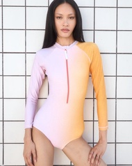 Stargazer 長袖泳衣是一款中國傳統風格的泳衣。