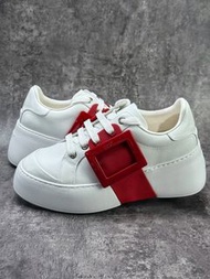 💥現貨💥 顯瘦增高百搭RV經典紅方扣厚底小白鞋 | Roger Vivier Classic Red Buckle Platform White Sneakers | 適用場景：日常通勤/約會出街/休