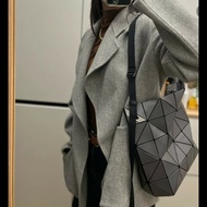 ISSEY MIYAKE 三宅一生BAOBAO 5x6 單肩斜背兩用包 炭灰色