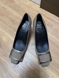 Roger Vivier 裸色方扣高跟鞋