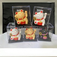 1 ชิ้น Maneki Neko แมวนำโชคเล็กกำลังโบก ขนาด 2 นิ้ว, ของตกแต่งบ้านและรถ ของขวัญที่ดีที่สุด