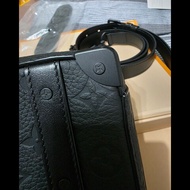 ​【近全新閑置】Louis Vuitton LV Handle Soft Trunk 全黑壓花皮革手提斜背包、男包、專櫃近13萬