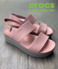 CROCS Brooklyn Low Wedge รองเท้าส้นต่ำผู้หญิง ความสูงของส้นเท้าอยู่ที่ 1.7 นิ้ว/45 มม.นิ่มเบาสบาย