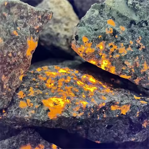 Natural Bright Yooperlites Flamestone UV Glowing Polishing Rolling Fire Stone Fluorescent Sodalite D
