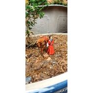 Male holding fan + 5cm horse