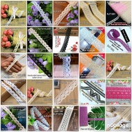 Per roll 10 yards of knitted lace in various colors, width 1 cm to 6 cm