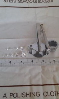 一套CZ人造鑽石十粒。圓形及心形等4到16mm.一支三爪石叉，一個石鉗，一個日本十倍放大鏡，及一塊抹手飾布，全套共售880元，no.18.1.23。