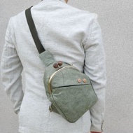 男生單肩包 斜背包 側背包 綠色口金包 胸包 隨身包