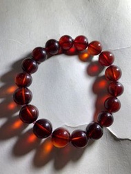 緬甸國家，純天然血珀，女裝血珀珠子手串，一條，全人手工藝，先和大家說明，係百分百純天然血珀料，料子潔掙度99%，血紅素99%，品相全好全新，完全沒有風化紋，以做好精拋光工藝技術，尺寸9mm，0.9公分