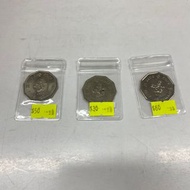 1976年 五元 硬幣 5蚊 每個由$30起至$80/個 價格見黃色標貼 幾十年歷史 品相如圖  歡迎順豐到付/到旺角女人街本店選購 早期錢幣 古錢及其他貨品