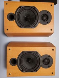 Wharfedale Diamond 9.SR 揚聲器,背後有固定鑽孔，其餘一切非常新淨，6 ohms,人靚聲甜。