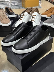 รองเท้าผ้าใบสำหรับผู้ชาย สี Light Taupe ของแบรนด์ Zegna.มีของแถมกล่องดันทรงถุงผ้าถุงเท้าครับไล่ไม่ได