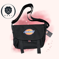 Dickies กระเป๋าสะพายสไตล์เกาหลีผู้ชาย & แฟชั่นสำหรับผู้หญิงกระเป๋าไปเที่ยว รุ่น D19  ดำเเดง   *