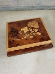 義大利製的古董珠寶音樂盒