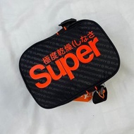 superdry 極度乾燥 小包 側背包 斜背包 黑色 背帶可調  有內袋