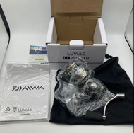 F697 全新未使用 DAIWA 20 Luvias LT 2500-XH 釣線輪，含包裝盒，現況出售