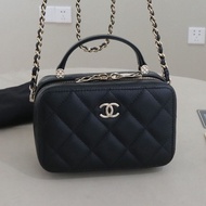 Chanel 香奈兒 22P Vanity mini 相機包，黑色荔枝牛皮淺金扣