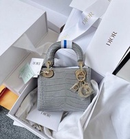 Lady Dior mini 岩石灰鱷魚皮🐊 金色水鑽扣 美到失語✨✨🩶🩶 淨係放喺屋企欣賞已足夠令心情變好🤞🏻 全新全套 有證書 有單 💰79999 原價一半帶走😜