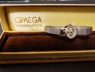 新淨 Omega 女裝 18K 白金手動上鏈兩針錶；錶直徑14mm；連原裝錶盒及原裝錶扣 ; 非 patek philippe vacheron Audemars Piguet rolex carti