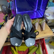 X-shaped strap heels come in big sizes from 35 - 45 are luxurious, elegant, easy to coordinate, don'