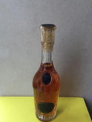 法國 Camus 金花  XO 干邑白蘭地  酒版。 5 cl。瓶蓋污漬來自另一支酒漏出。