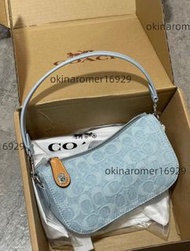 COACH蔻馳Swinger系列丹寧腋下包淺藍色