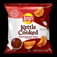 Lay’s Kettle Cooked Mesquite BBQ Potato Snack Chips 灌木燒烤風味熟炸薯片 0.85oz (24.0g)【028400630870】