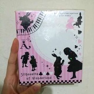 愛麗絲 愛莉絲 愛麗絲夢遊仙境 迪士尼公主 Disney 小本子 活頁本 筆記本 聯絡人本 畢業紀念冊 撲克牌人 兔子 貼紙 小檔案 近全新 小物 日本帶回 alice 手帳 日文 手做 紙膠帶 公主 條紋 粉色 硬殼 六孔 透明套可放拍立得 或當相本 文具