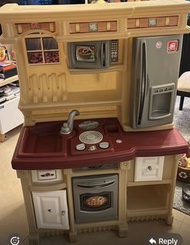 Cooking set 玩具立體廚房 Step2 LifeStyle 系列的兒童廚房玩具組，配有爐灶、微波爐、冰箱和水槽