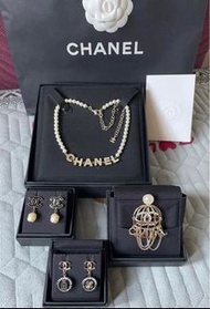 (圖1-5)❤️精選飾物❤️Chanel Necklace, Choker, Earrings &amp; Brooch, full set with HK copy receipt, interested pls PM! 珍珠閃石拼字頸鏈,耳環,❌sold珍藏限量版雀籠心口針,胸針,有興趣可小議,請私訊!