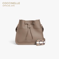 COCCINELLE กระเป๋าทรงถังผู้หญิง รุ่น RAQUEL BUCKET BAG 230201 สี WARM TAUPE/ROSETTE