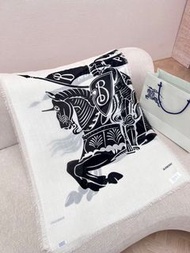 Burberry羊毛戰馬披肩圍巾 ，size-200*70cm 成份：100%绵羊毛 ,(EKD)和Burberry logo,融入细穗設計，2色可選