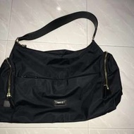 Agnes b 黑色側背包包 （保證正貨) Agnes b bag