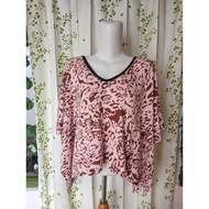 Batwing sleeve patterned t-shirt top