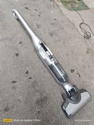 二手正常。含充電器。無其他配件。德國Bosch 4系列無線吸塵器Flexxo 25.2V 星燦銀