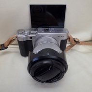 環保價 FUJIFILM X-A3 銀色相機連 XC 16-50mm f/3.5-5.6 OIS II 鏡頭。機身輕巧，方便攜帶。屏幕可以反mon，自拍一流。操作簡單，適合新手入門。跟原本相機帶。sf