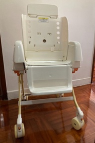 Combi bb餐椅 Combi High Chair 全套齊件連安全帶和兩個椅子軟墊（已經洗淨）