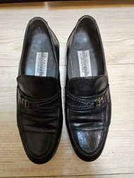 義大利品牌VERO CUOIO真皮皮鞋原價近6000，時尚舒適純皮質感佳經久耐穿，男女皆可40號9成新見圖唯此一雙