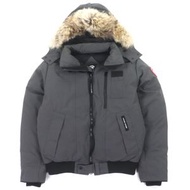 CANADA GOOSE) 7968M BORDEN BOMBER 羽絨服，成色極佳，帶品牌標誌貼片、毛領、雙拉鍊設計，灰色，M 碼，加拿大製造，正品，男款