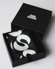 STUDIO UNKNOWN - S Ribbon Scarf  ริบบิ้นพันคอ/พันกระเป๋า/ผูกกางเกงลายโลโก้