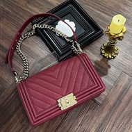 CHANEL BOY25酒紅荔枝V字紋側肩包